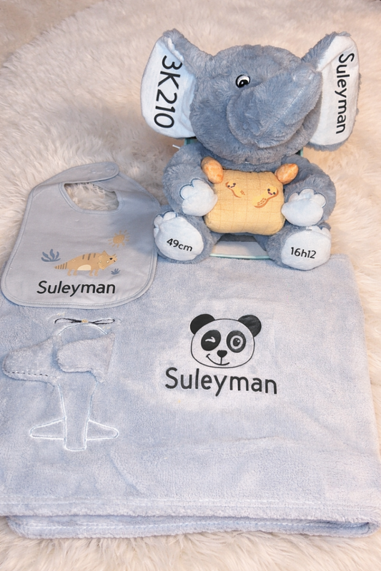 Coffret naissance personnalisé – Éléphant, bavoir & plaid